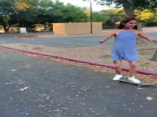 מְקוּעַקָע מחליק נערה וונסה וגה ב skateboarding ו - נְתִיזָה ב ציבורי